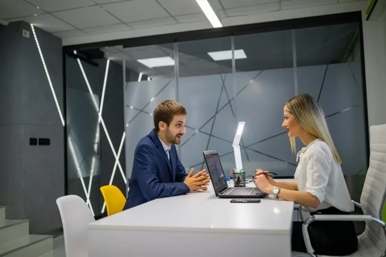 Read more about the article Czy korzystanie z pomocy adwokata może realnie skrócić czas postępowania sądowego?