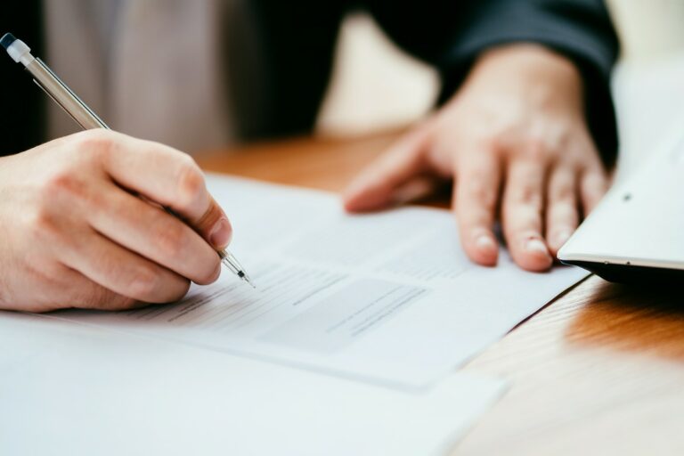 Read more about the article Po złożeniu oświadczenia w sporze o kredyt konsumencki — jak bank odpowiada i kiedy sprawa trafia do sądu