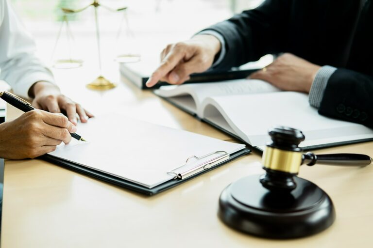 Read more about the article Gdy bank odrzuca reklamację — kiedy wybrać ścieżkę polubowną, a kiedy pozew?